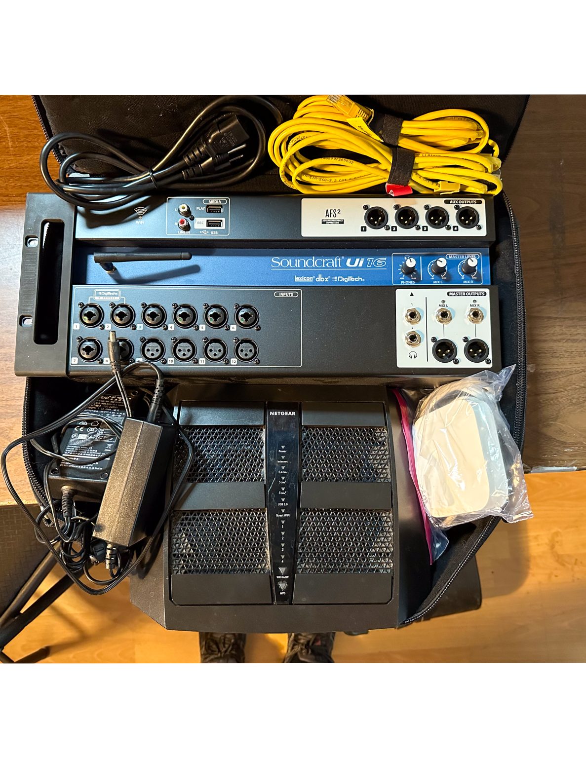 Soundcraft UI 16 Digital Mixer / Netgear Router/ Rackmount / Carrying ...